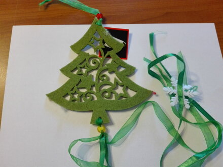 Vianočná dekorácia z filcu - stromček