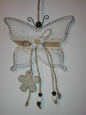 Drevená závesná dekorácia-motýľ s čipkou